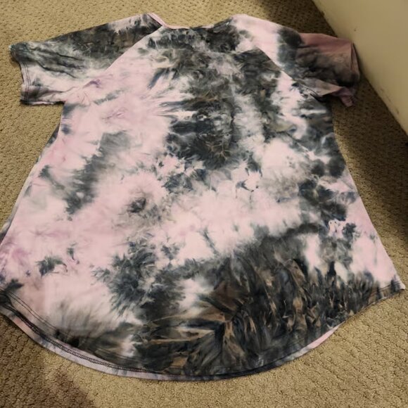 Free Kisses tye dye LOVE shirt. Sz 1X - BENEFITS RESCUE DOGS - Picture 9 of 11